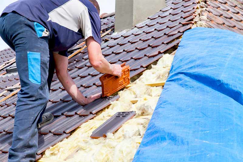 Travaux de couverture et zinguerie - PROMICHELNETTOYAGE : couvreur, toiturier, zingueur en Belgique. Pose et rénovationde couverture et faîtage. Intervention rapide en cas de fuite d’eau sur votre couverture. Travaux de zinguerie :installation, réparationrénovation de gouttière. intervention sur Braine-Le-Comte Nivelles, Namur.. en Belgique